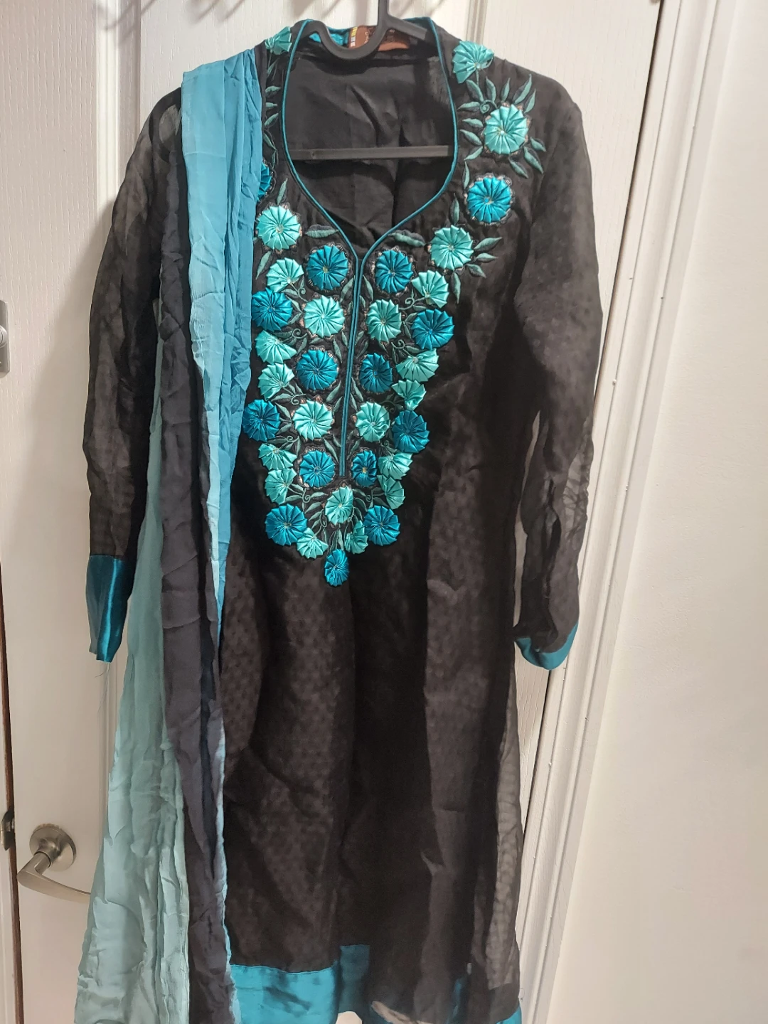 Black Embroidered Kurti with Blue Scarf - photo 2