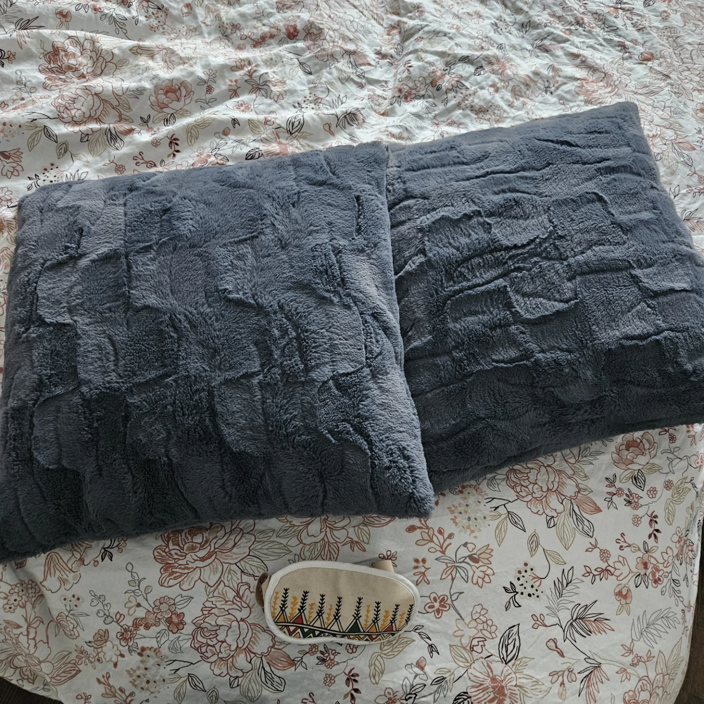 Blue - gray Faux Fur Throw Pillows 2x 🥕