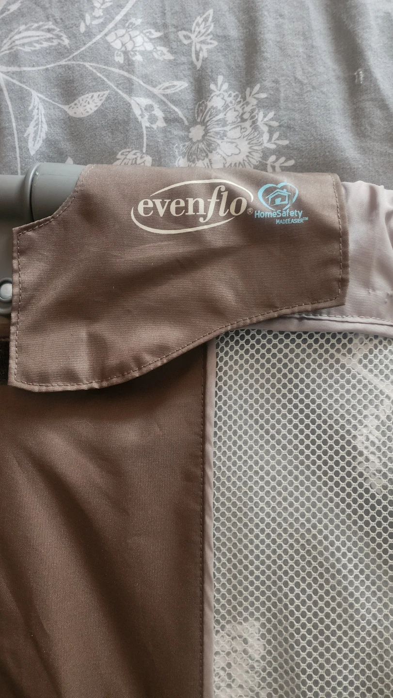 Evenflo portable collapsable baby gate with bag