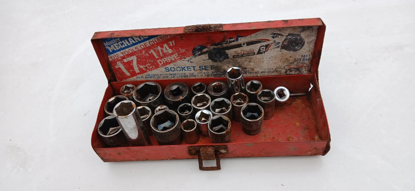 Master Mechanic 17 pc. 1/4" Drive Socket Set with Red Metal Box