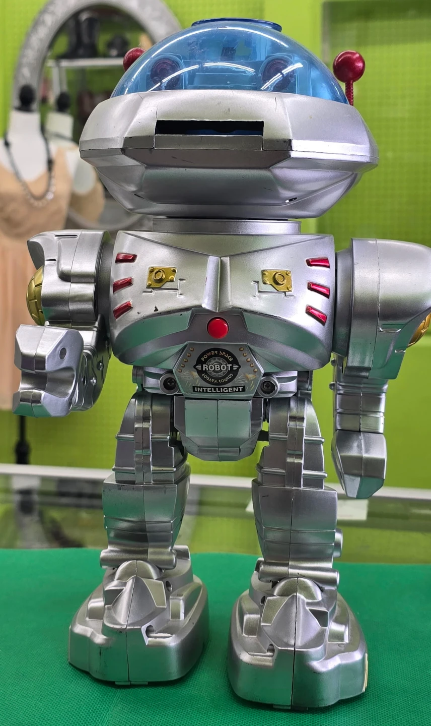 🤖 Vintage Interactive Robot Toy – Lights & Sounds – $35