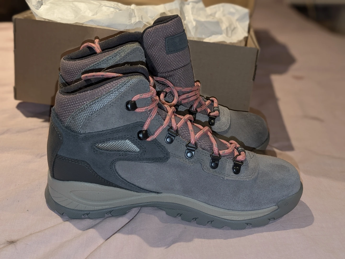 BNIB womens 9.5 Columbia Newton Ridge waterproof hiking boots