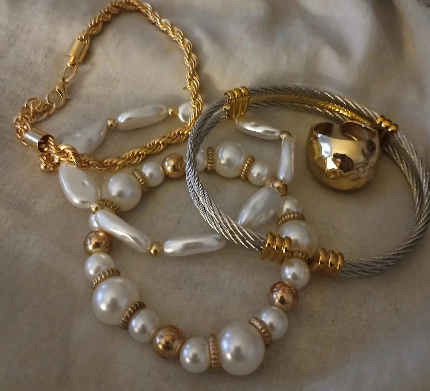 Gold-tone and pearl jewellery set