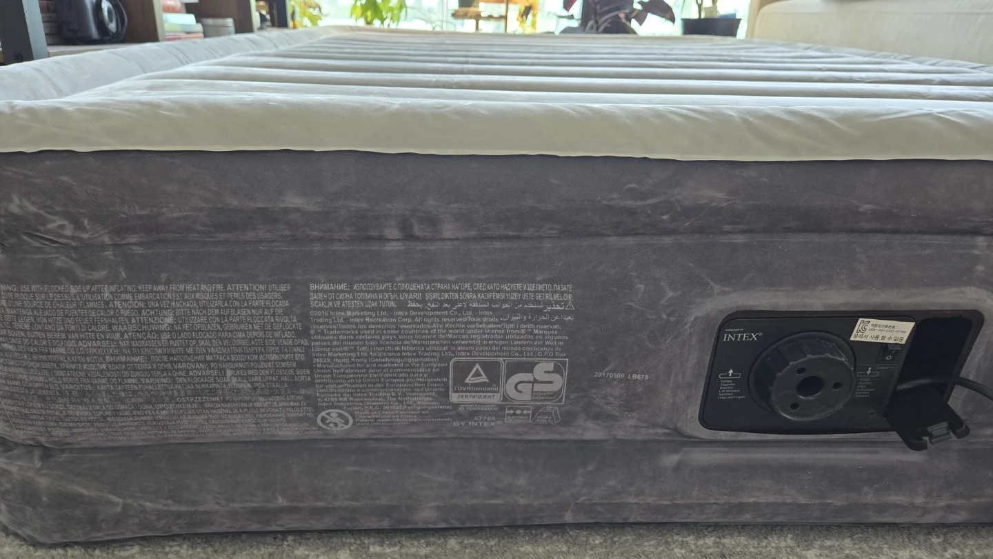 INTEX Queen Air Mattress with Built-in Pump - photo 2