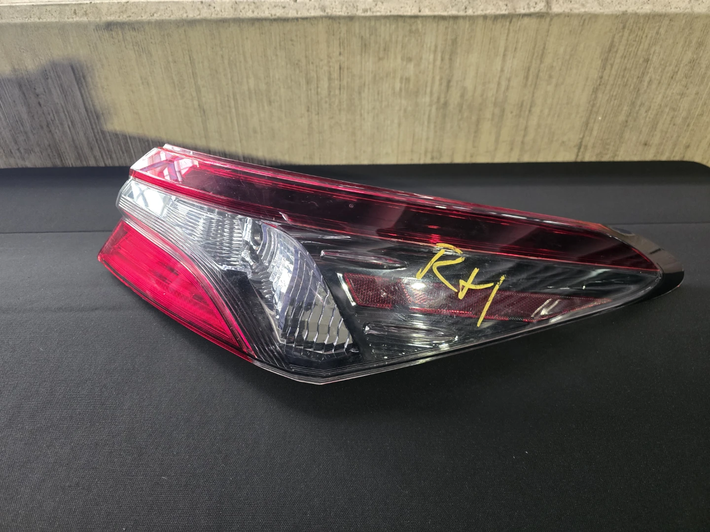 2018 - 2020 Toyota Camry Taillight. Passenger side