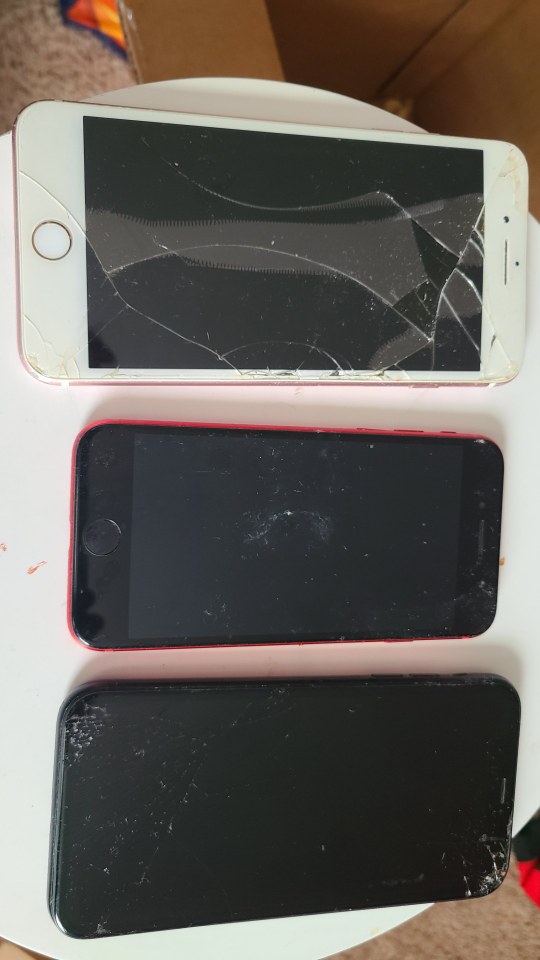 Lot of 3 iPhones - For Parts/Repair - photo 2