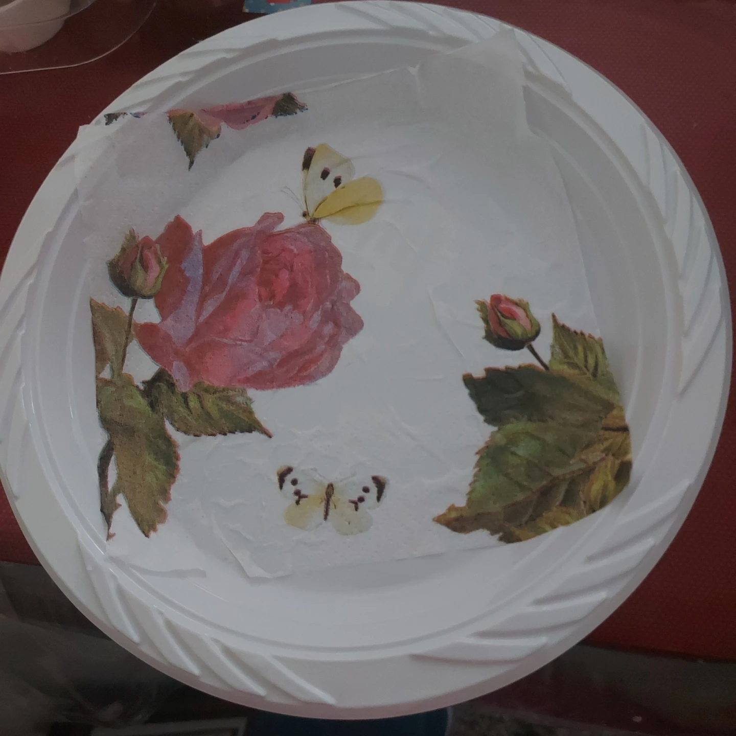 Decorative plate with roses and butterflies 🥕
