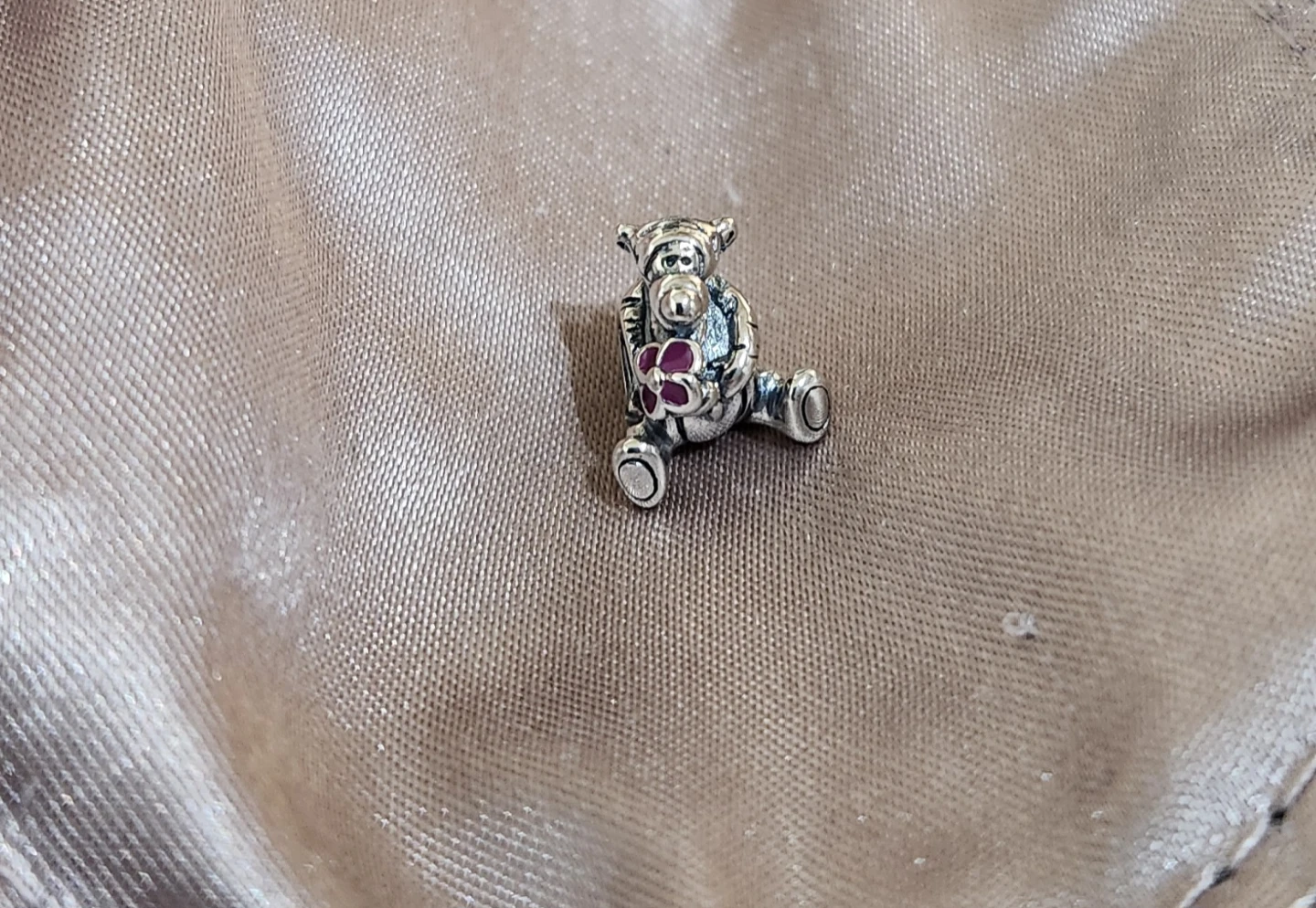 Tigger holding flower Charm - photo 2
