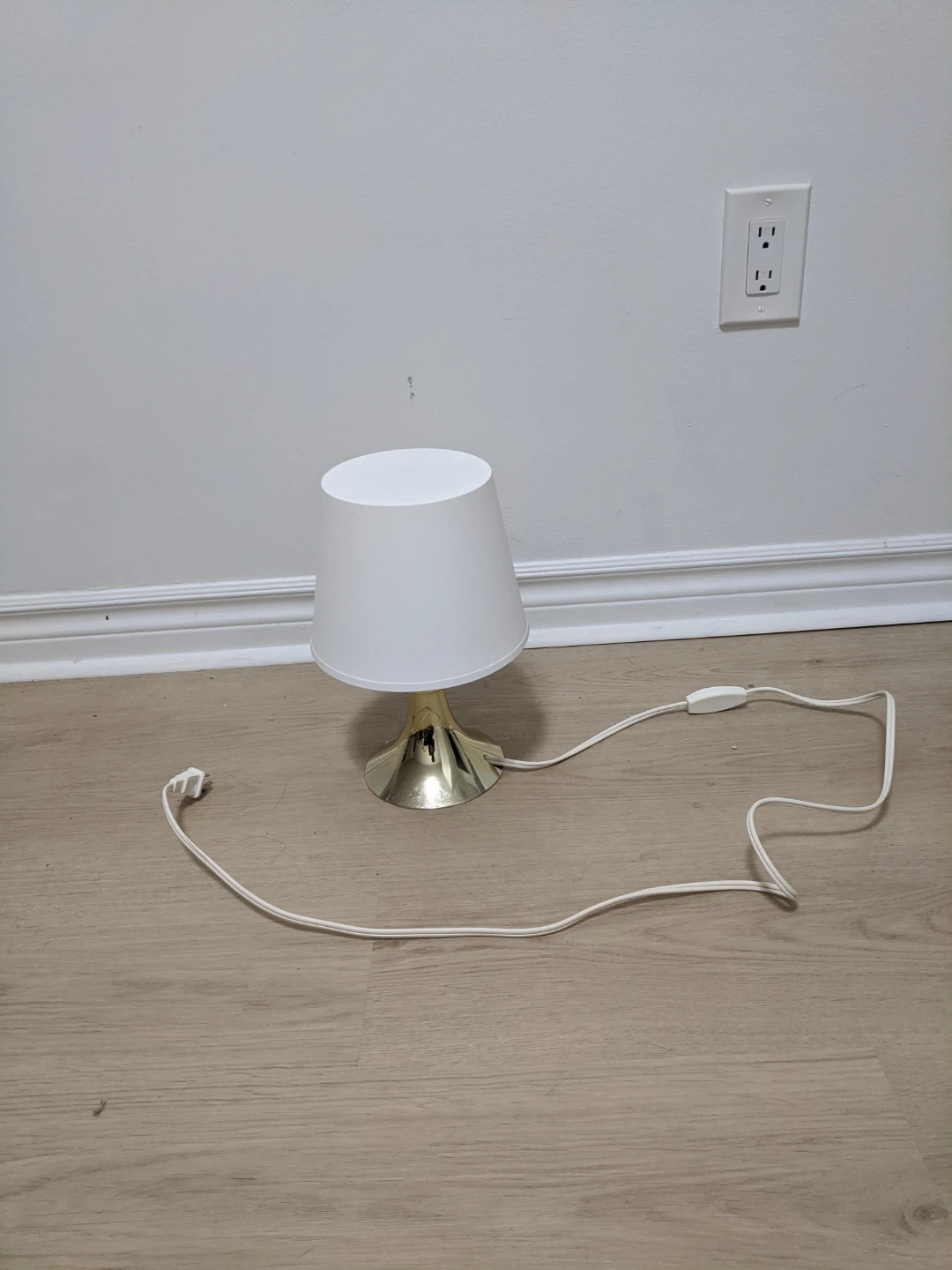 Small white table lamp - photo 2