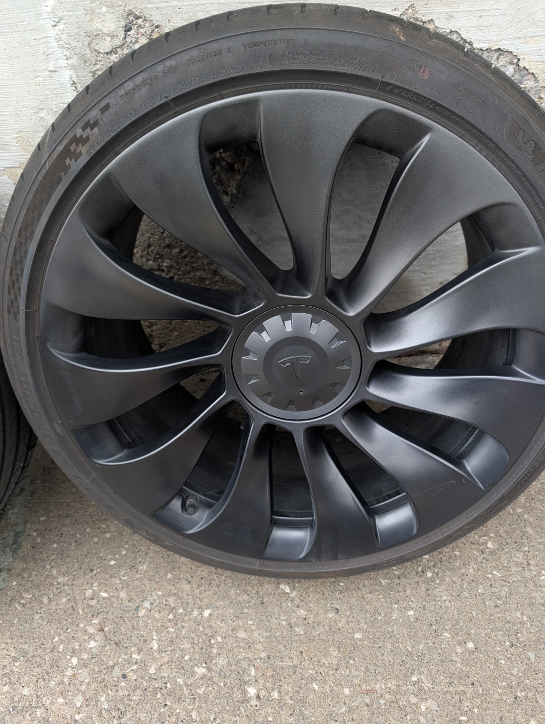 Tesla 21" Uberturbine Wheels and tire