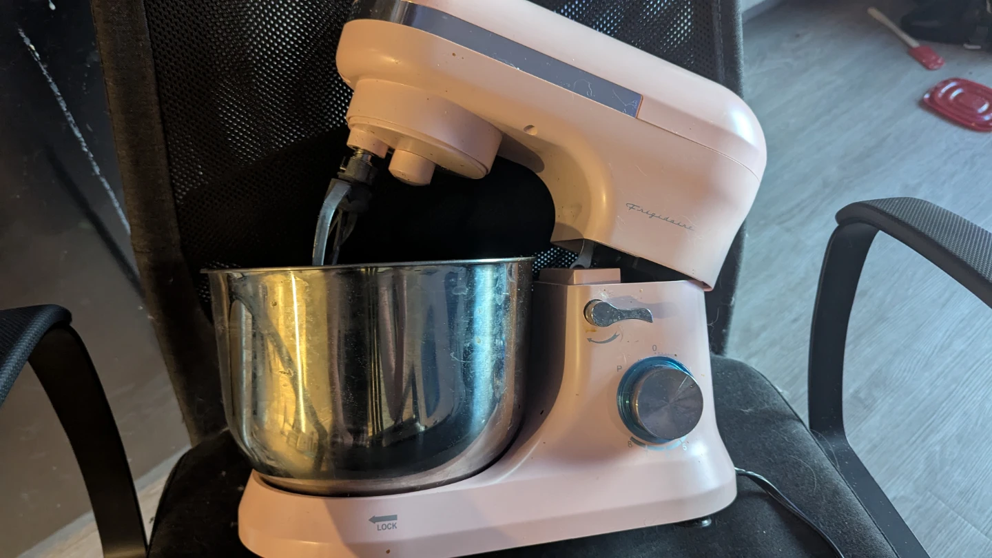 Frigidaire Stand Mixer - Pink 4.5, 3 attachments