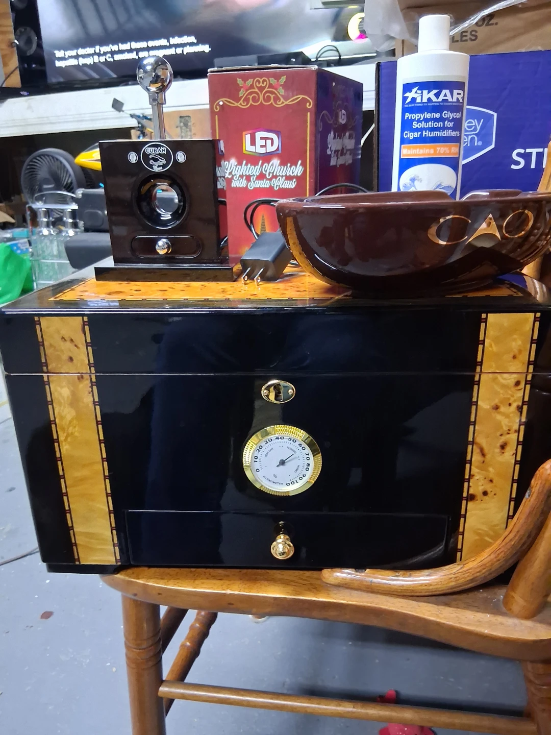 Large Black and Wood Humidor with Hygrometer