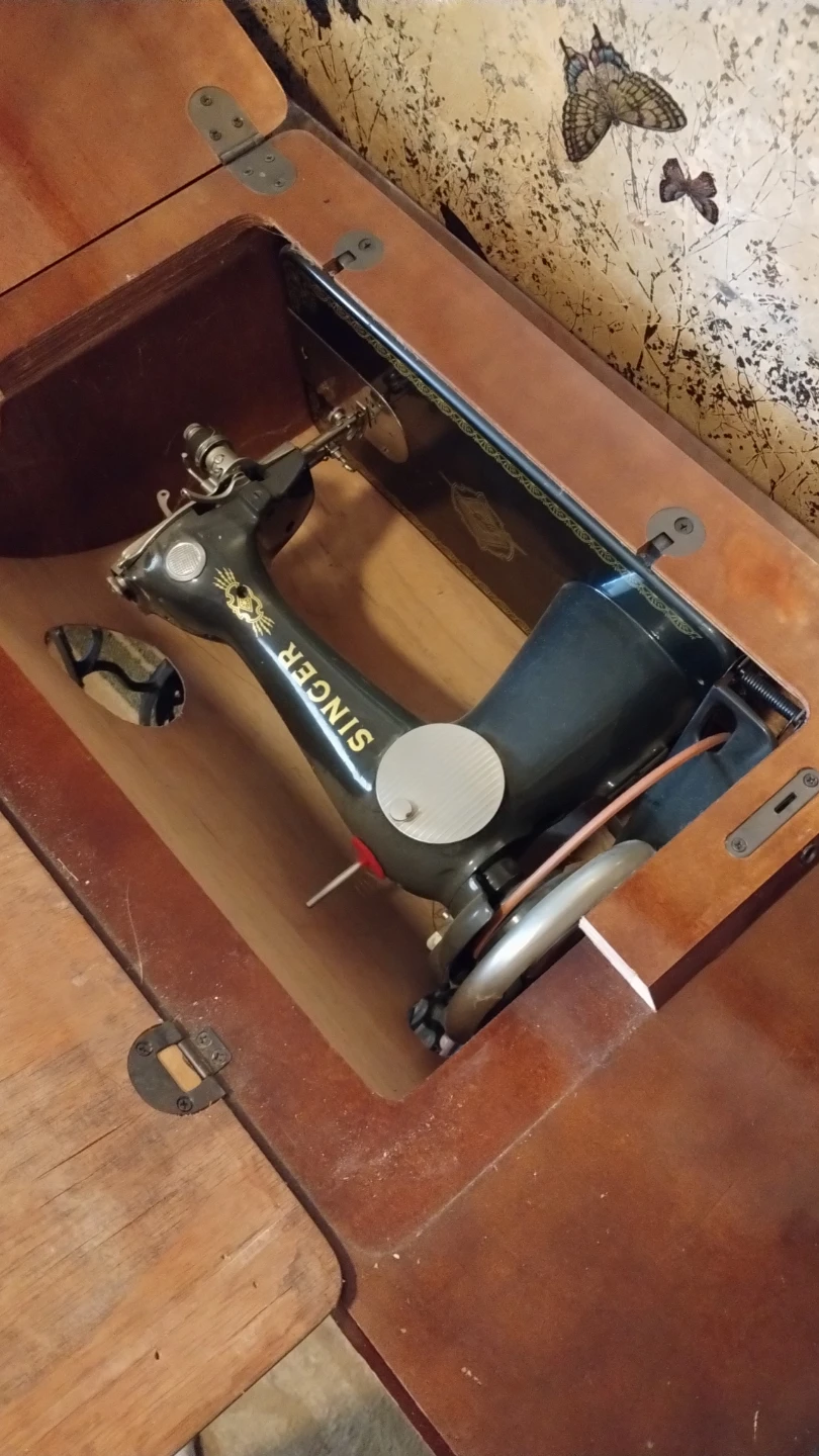 Vintage Singer Sewing Machine with Cabinet - photo 3
