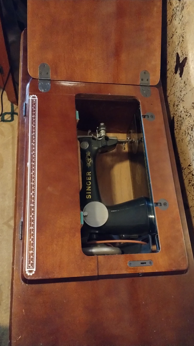 Vintage Singer Sewing Machine with Cabinet - photo 4