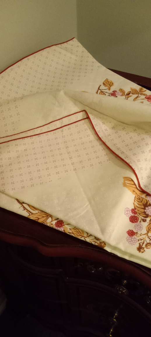 Vintage Floral Table Cloth w Berries and Lattice Border - photo 3
