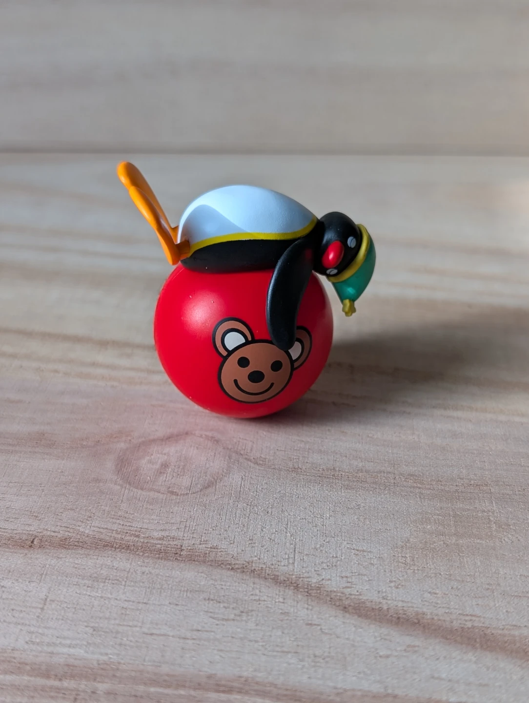 (new) Pingu figurine, Pingu sleeping on red ball - photo 2