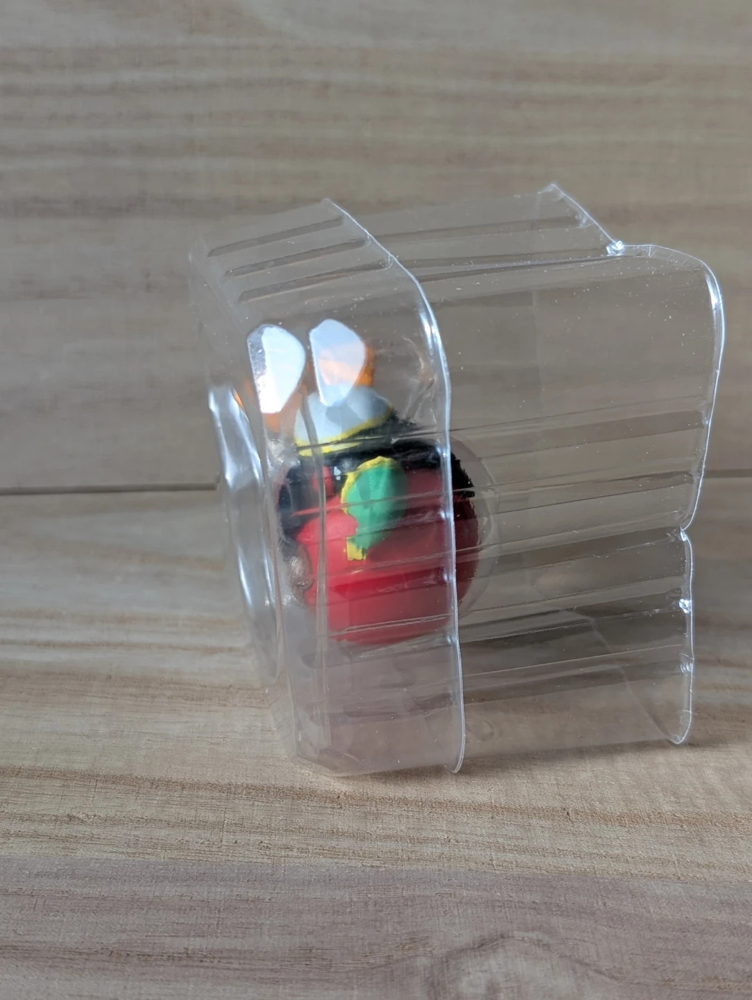 (new) Pingu figurine, Pingu sleeping on red ball - photo 3