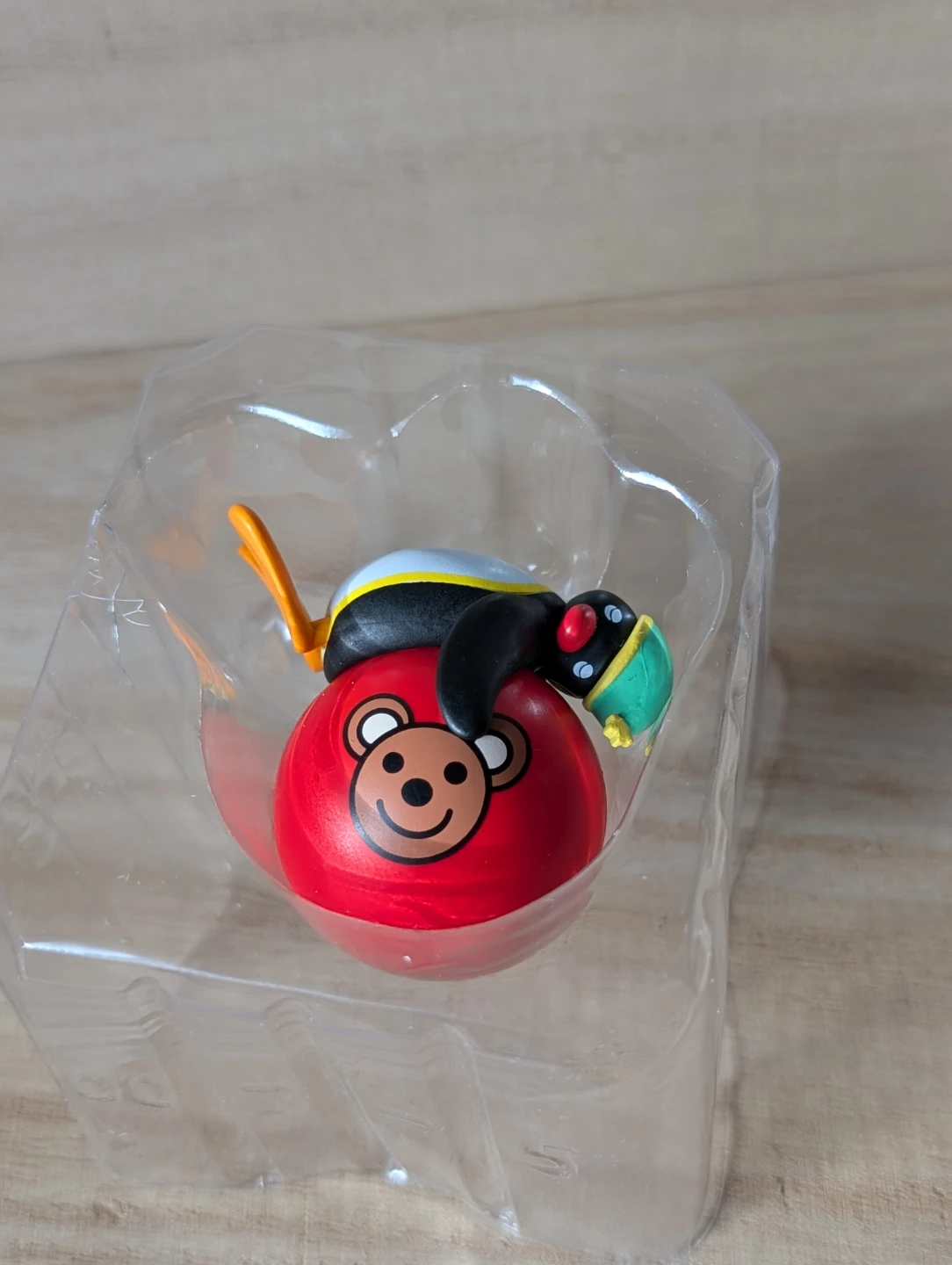 (new) Pingu figurine, Pingu sleeping on red ball - photo 4