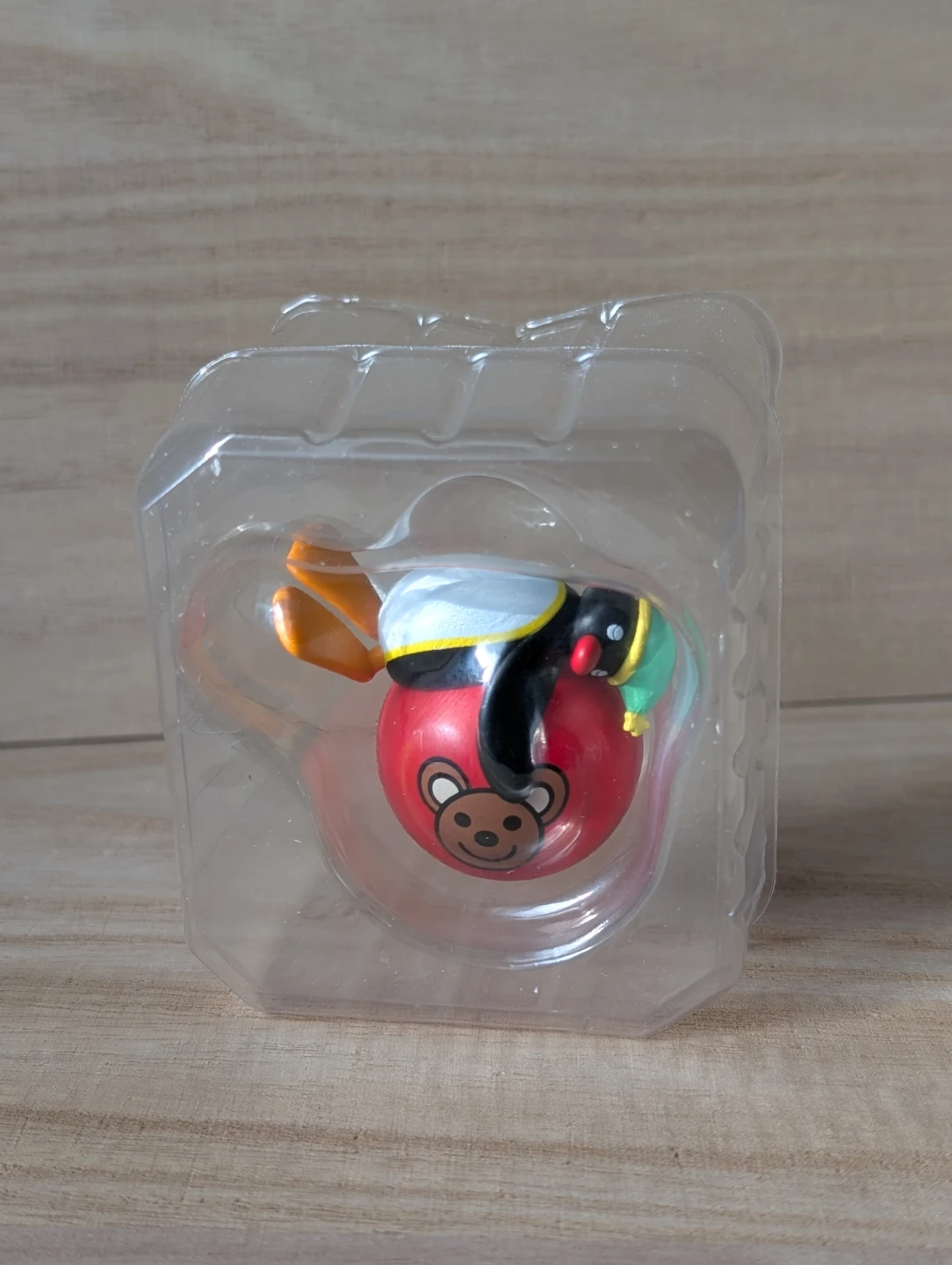 (new) Pingu figurine, Pingu sleeping on red ball - photo 5