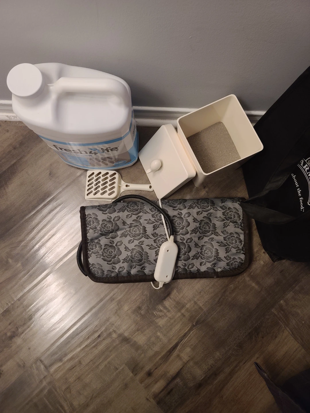 Kitty bundle, heating mat, litter, food container