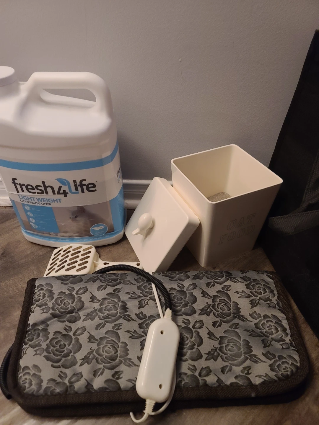 Kitty bundle, heating mat, litter, food container - photo 2