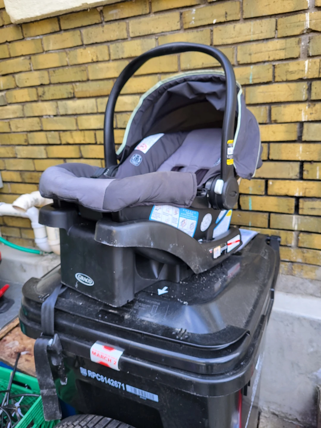 Graco SnugRide Infant Car Seat only used 6 months - photo 3