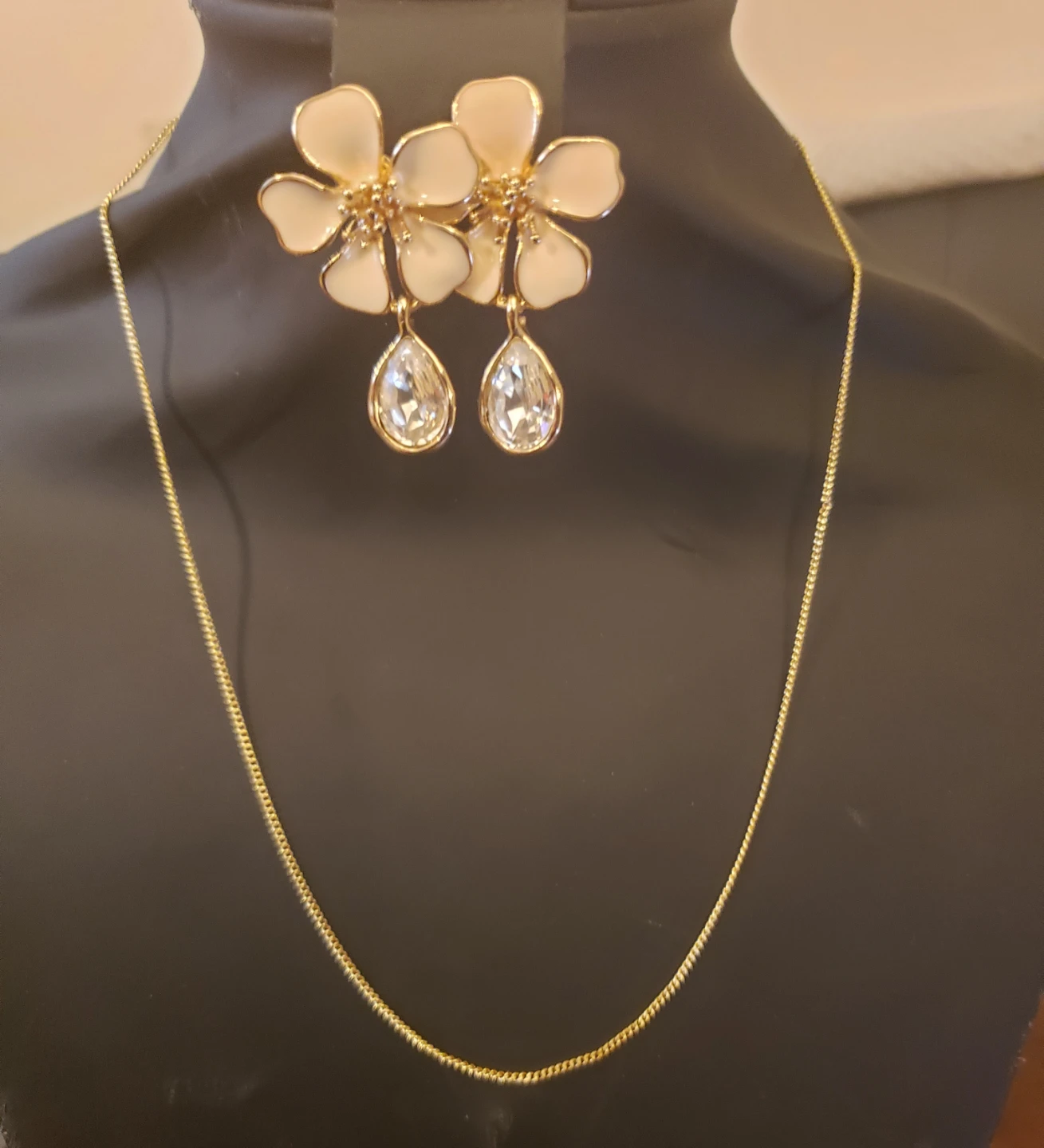 Gold Flower Earrings and Necklace Set