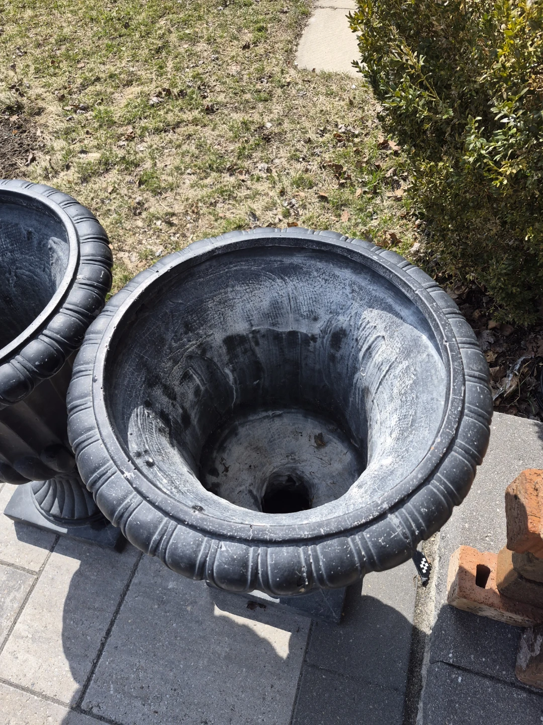 Set of 2 Black Urn Planters - photo 2