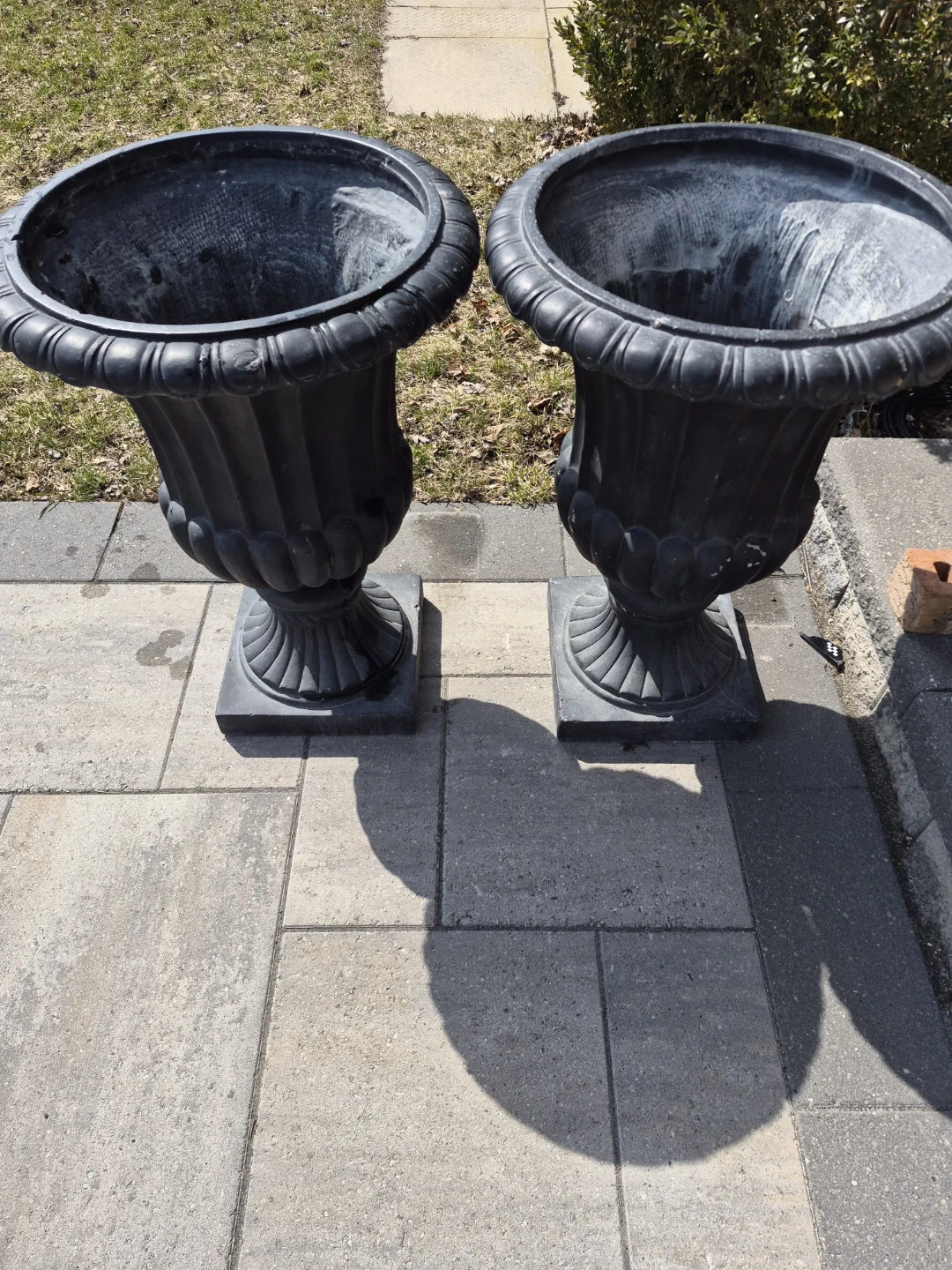 Set of 2 Black Urn Planters - photo 3