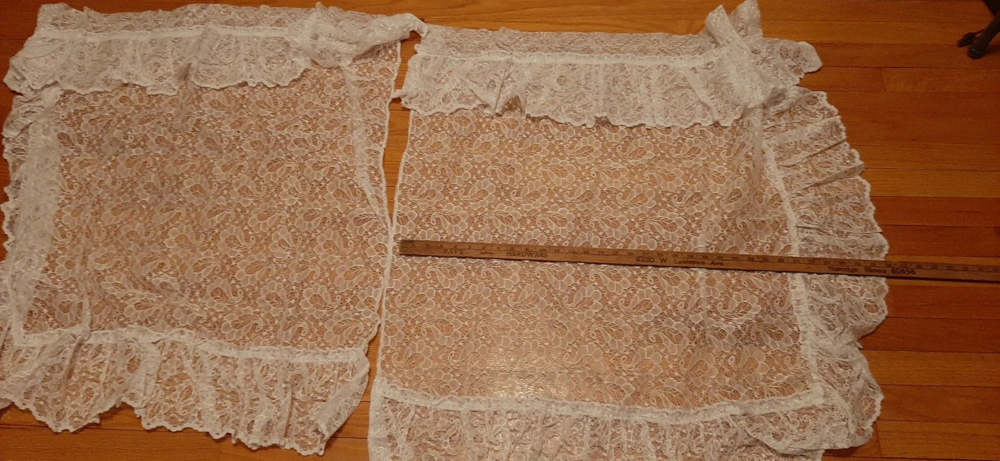 2 lace curtains, ruffled edges & tie backs - photo 2
