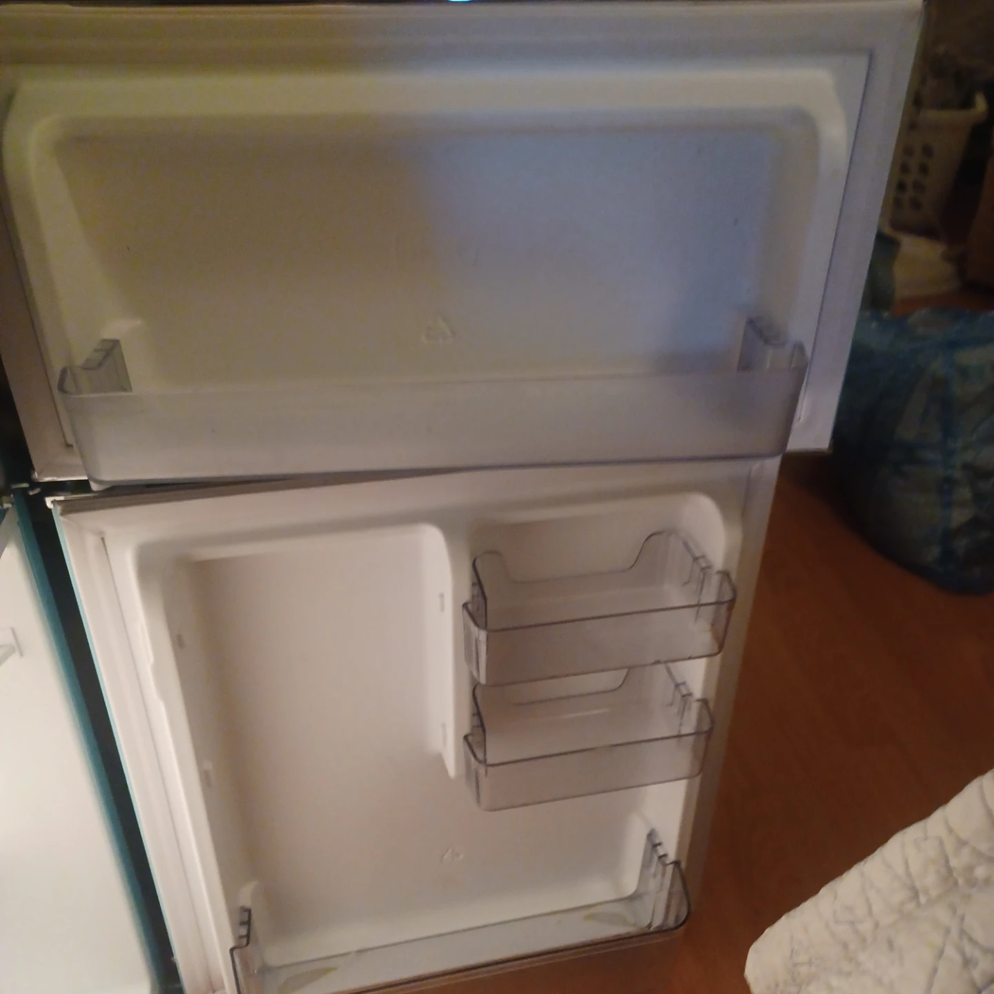 Galanz Retro Mini Fridge - photo 2