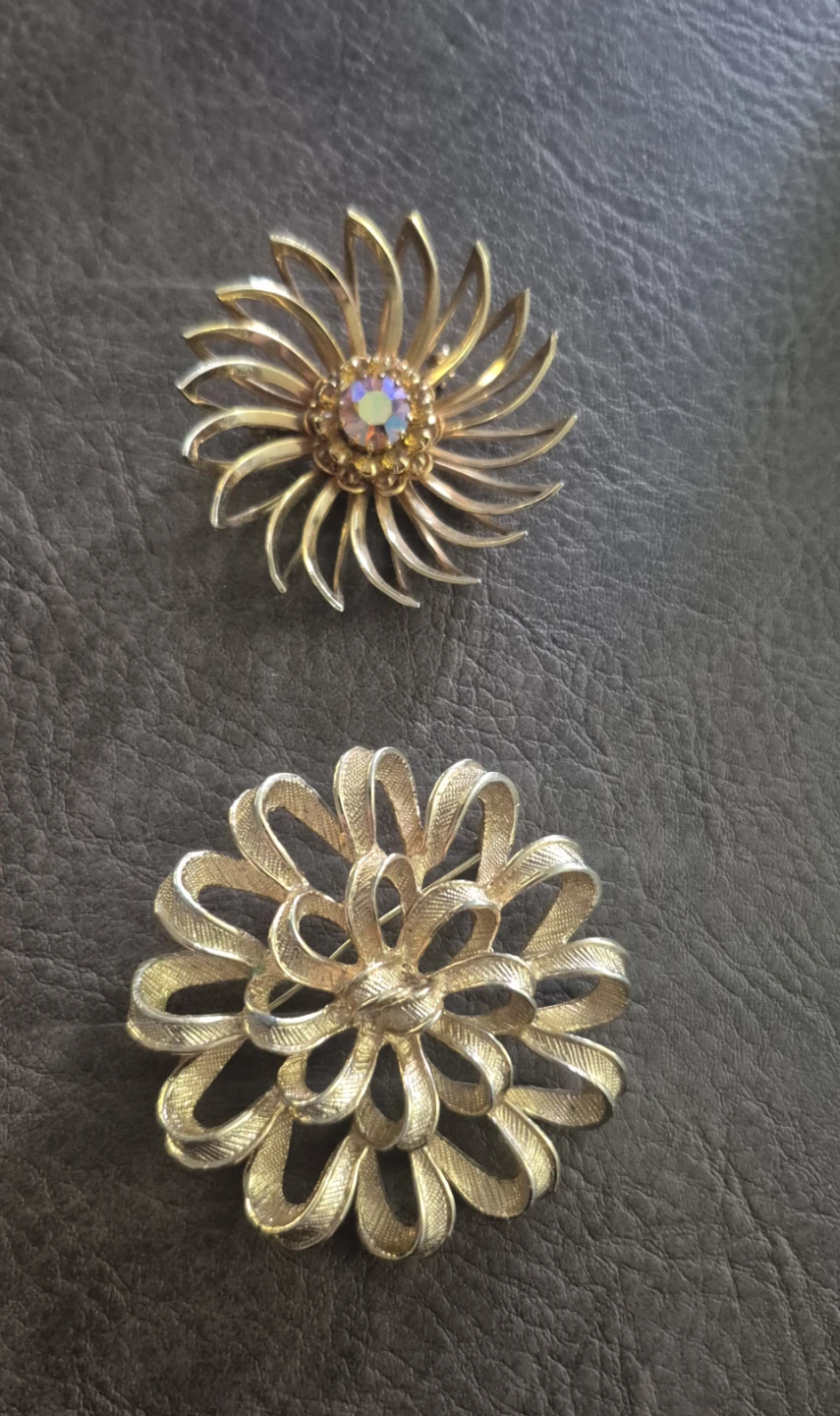 Vintage Gold Tone Brooches - Sarah Coventry & Unmarked Floral - photo 5