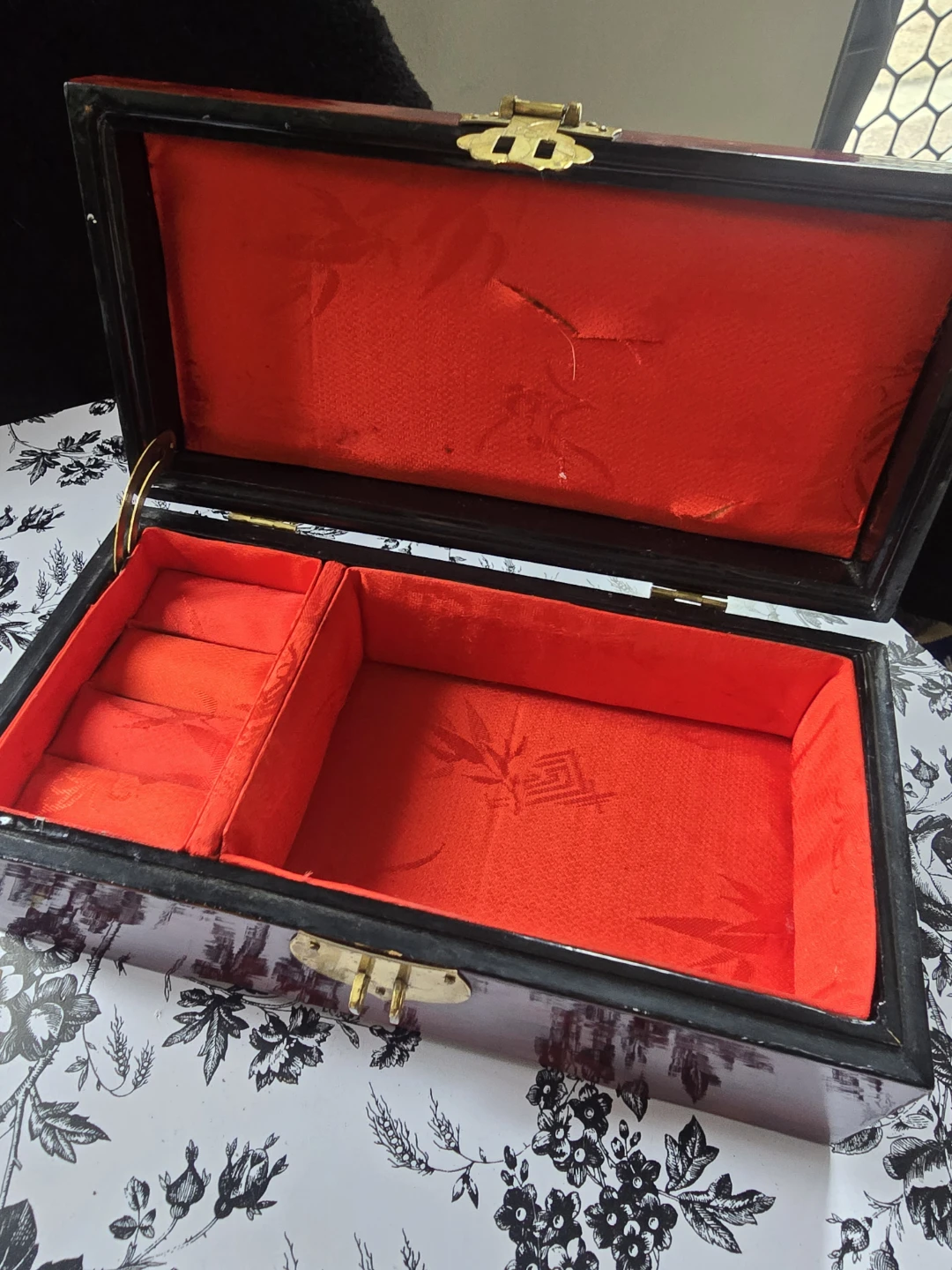 Vintage Lacquer Jewelry Box with Brass Clasp - photo 2