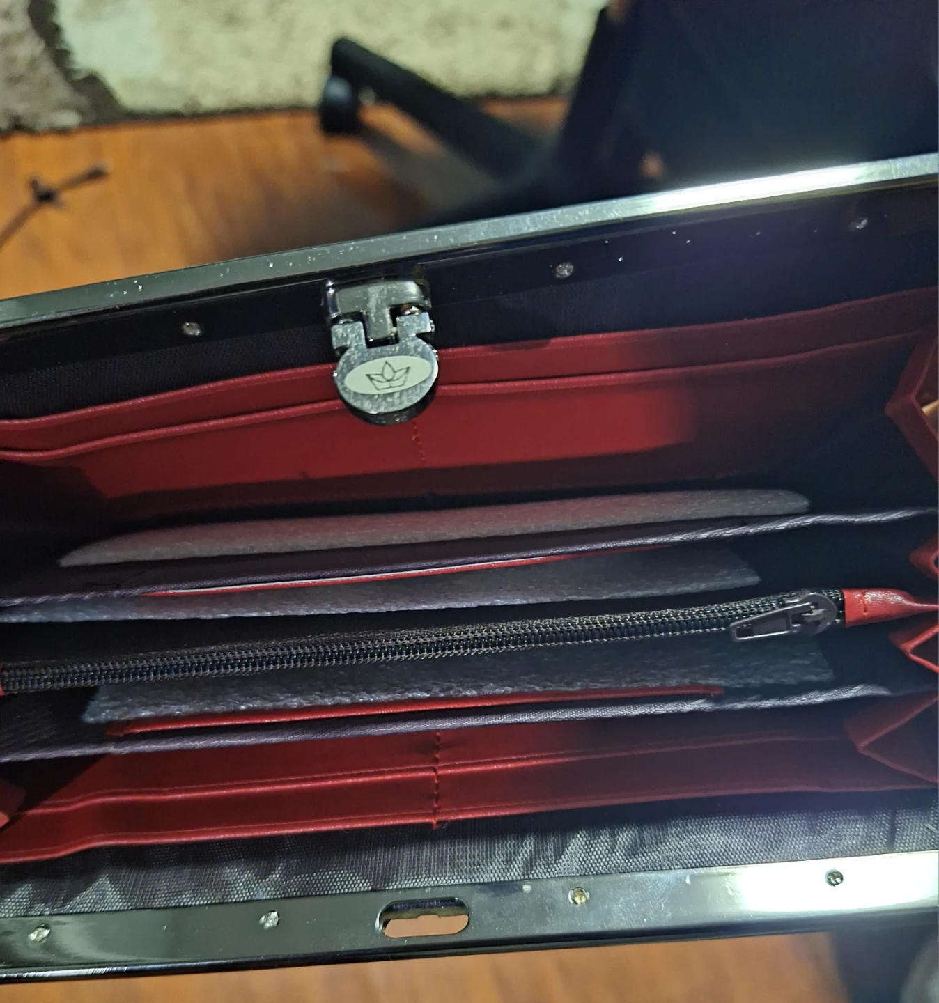 Red Crocodile-Embossed Clutch Wallet - photo 3