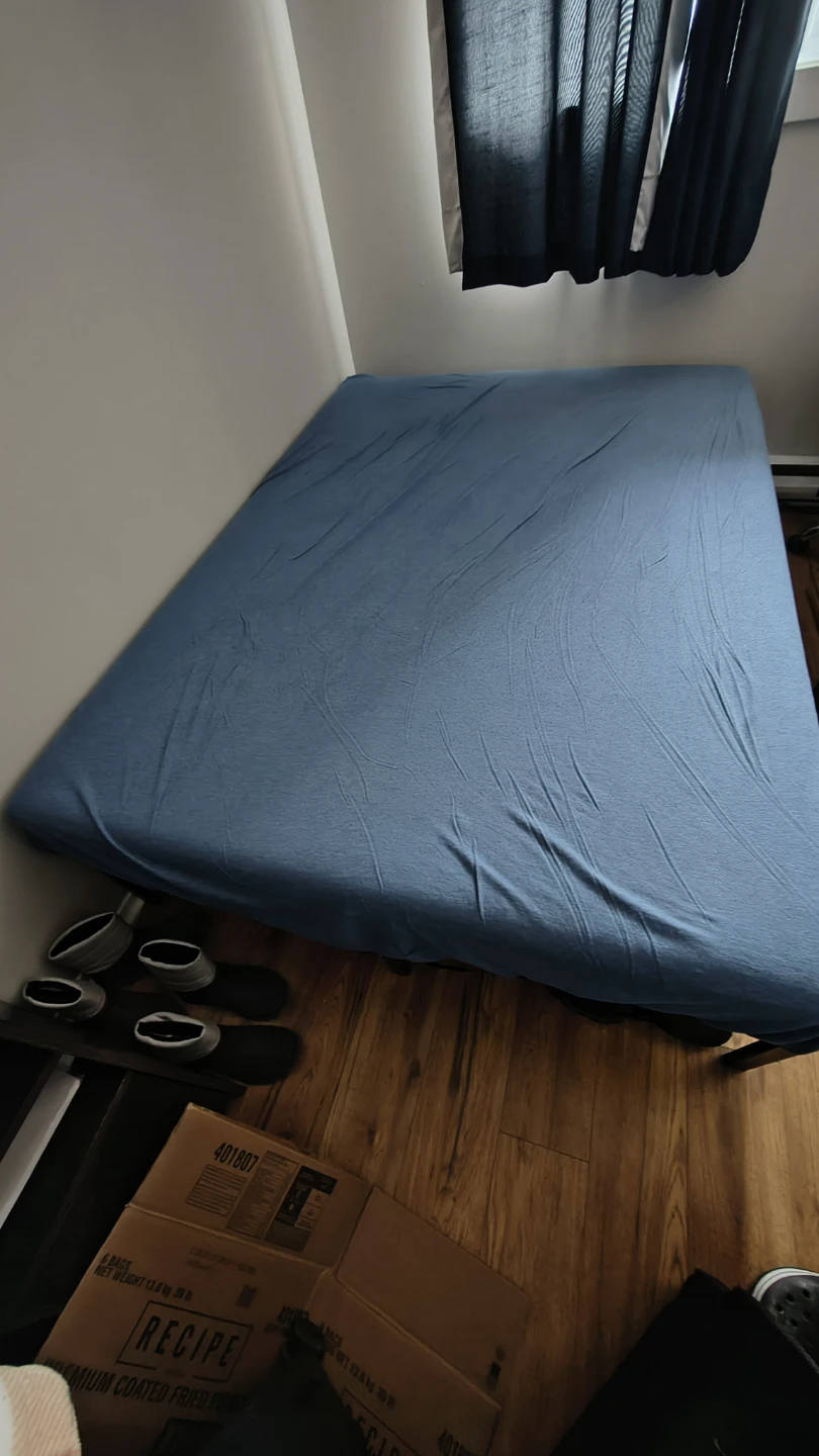 Full Size Bed and Mattress, comforter and pillows included - photo 4