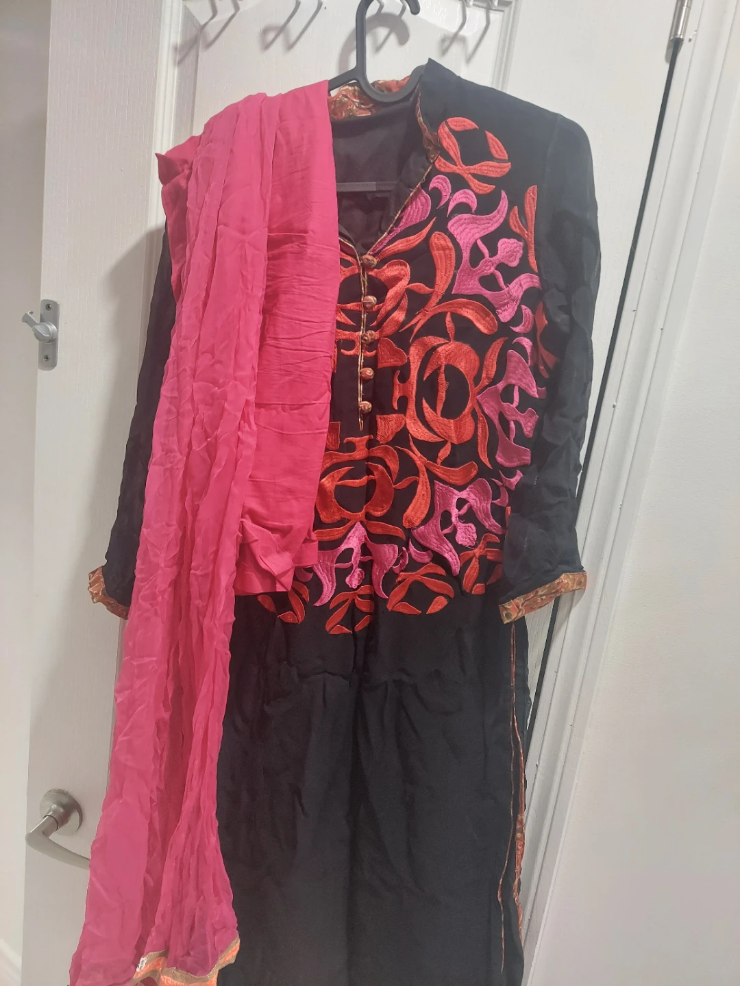 Black Kurti with Pink Dupatta - photo 2