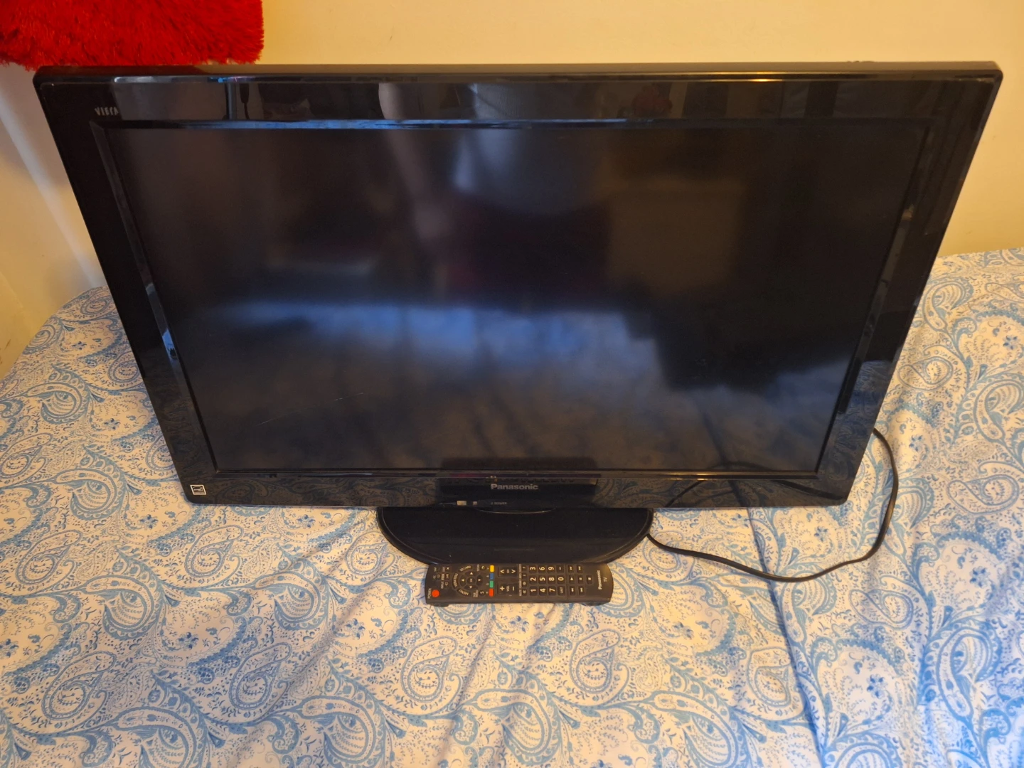 Panasonic TC-L32U22 32-inch LCD TV - photo 2