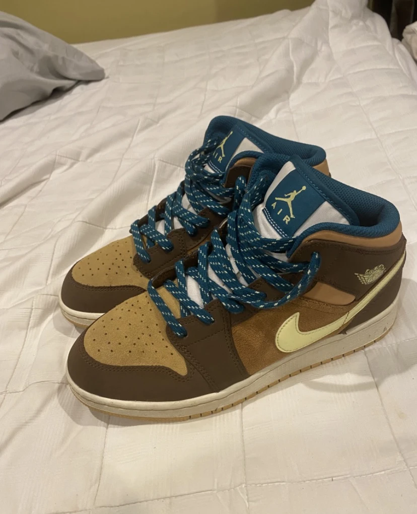 FREE DELIVERY!! Nice like new custom Jordan 1s size 7y $75