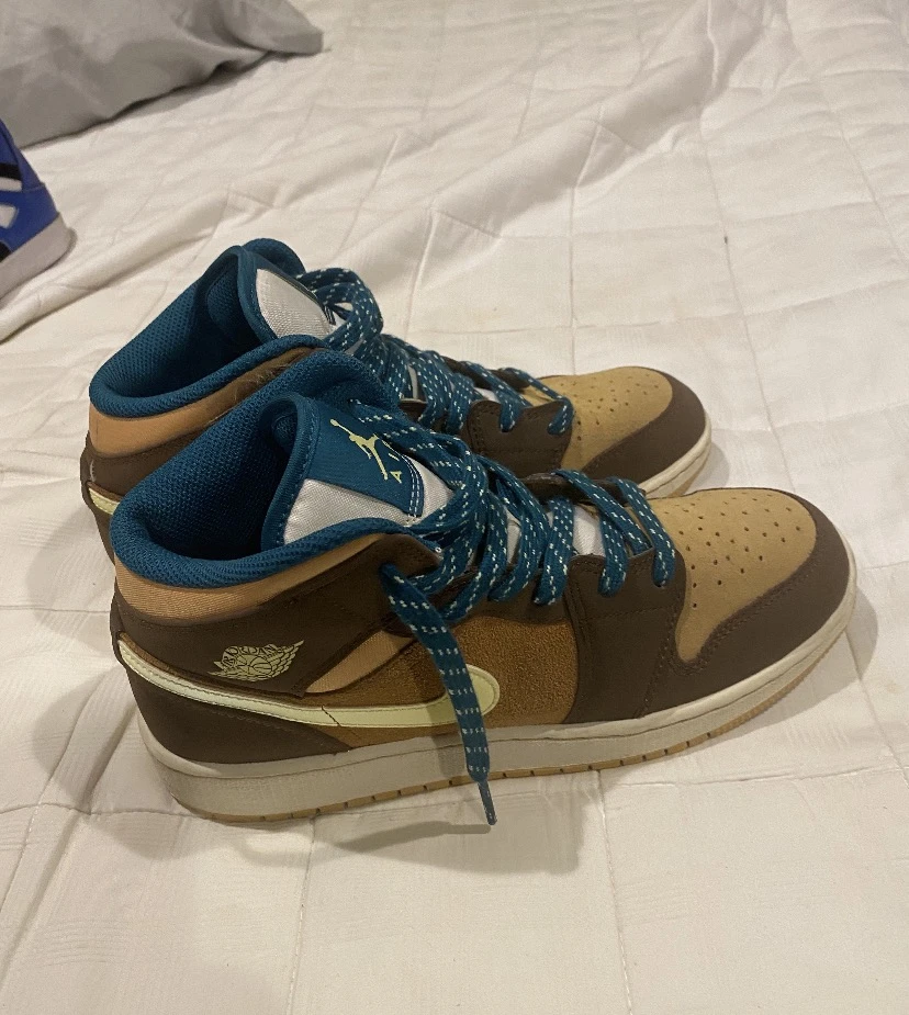 FREE DELIVERY!! Nice like new custom Jordan 1s size 7y $75 - photo 2