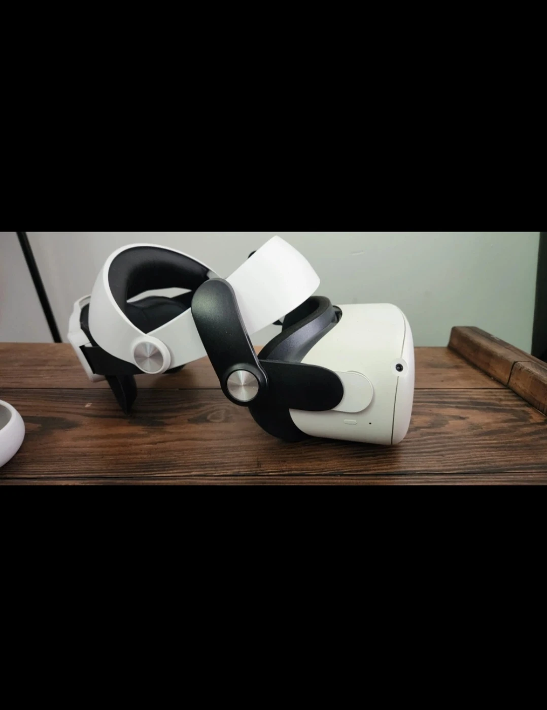 Meta Quest 2 VR Headset with Controllers - photo 2