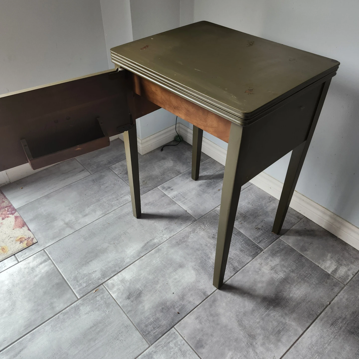 Vintage Sewing Machine Table - photo 2