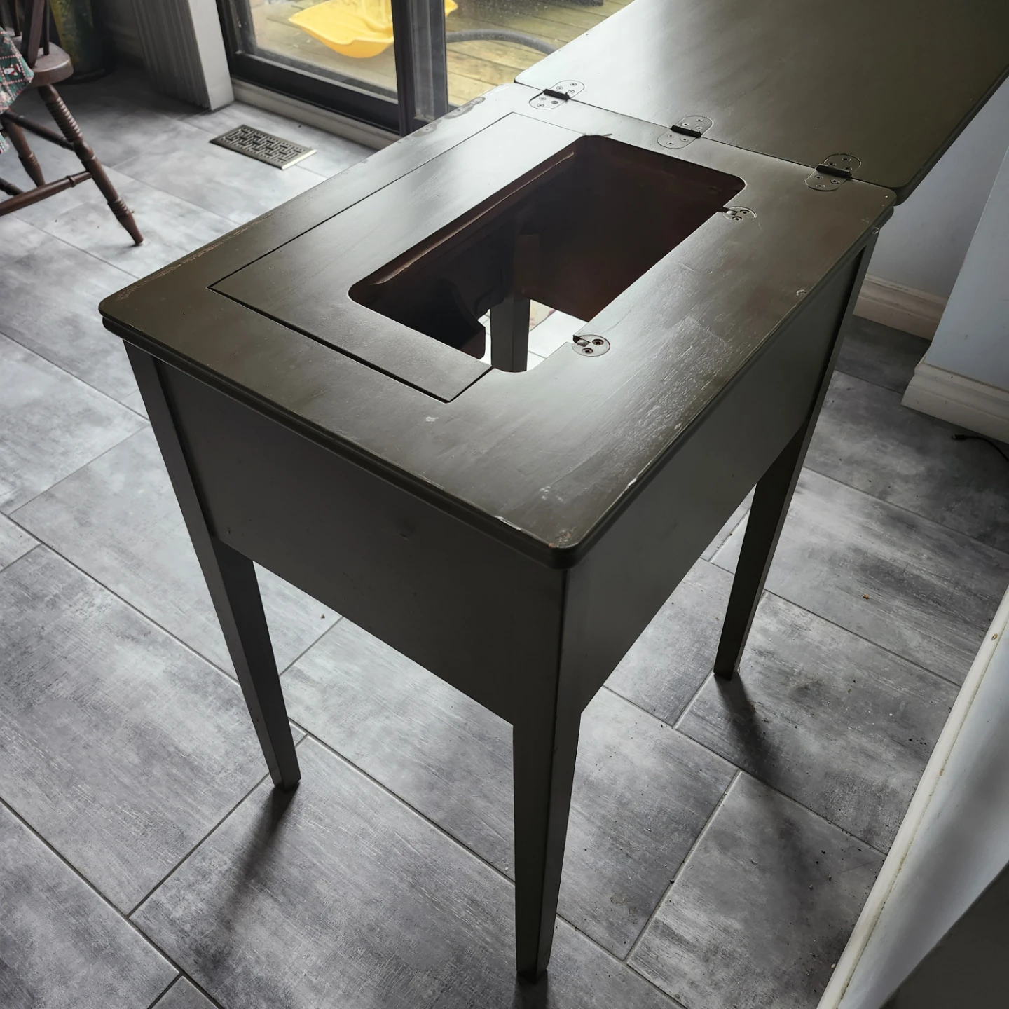 Vintage Sewing Machine Table - photo 4