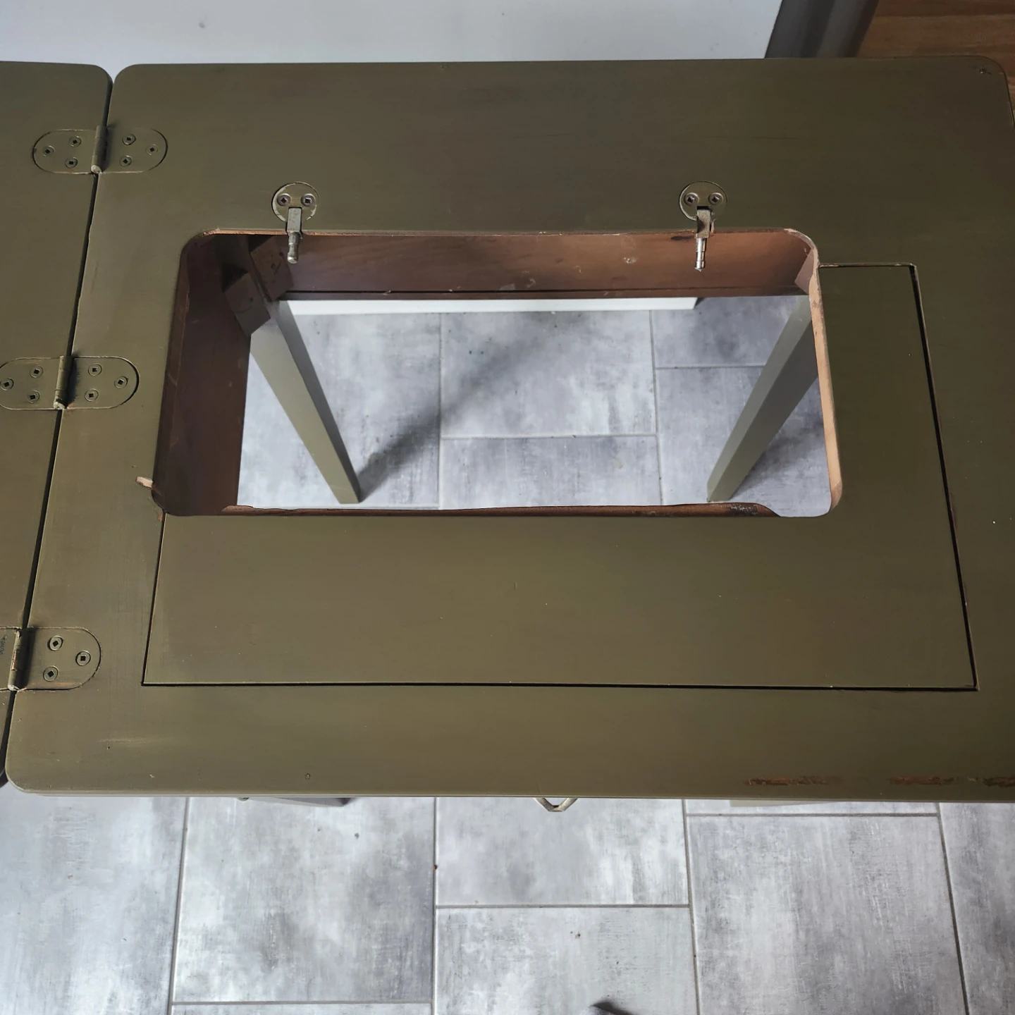 Vintage Sewing Machine Table - photo 5