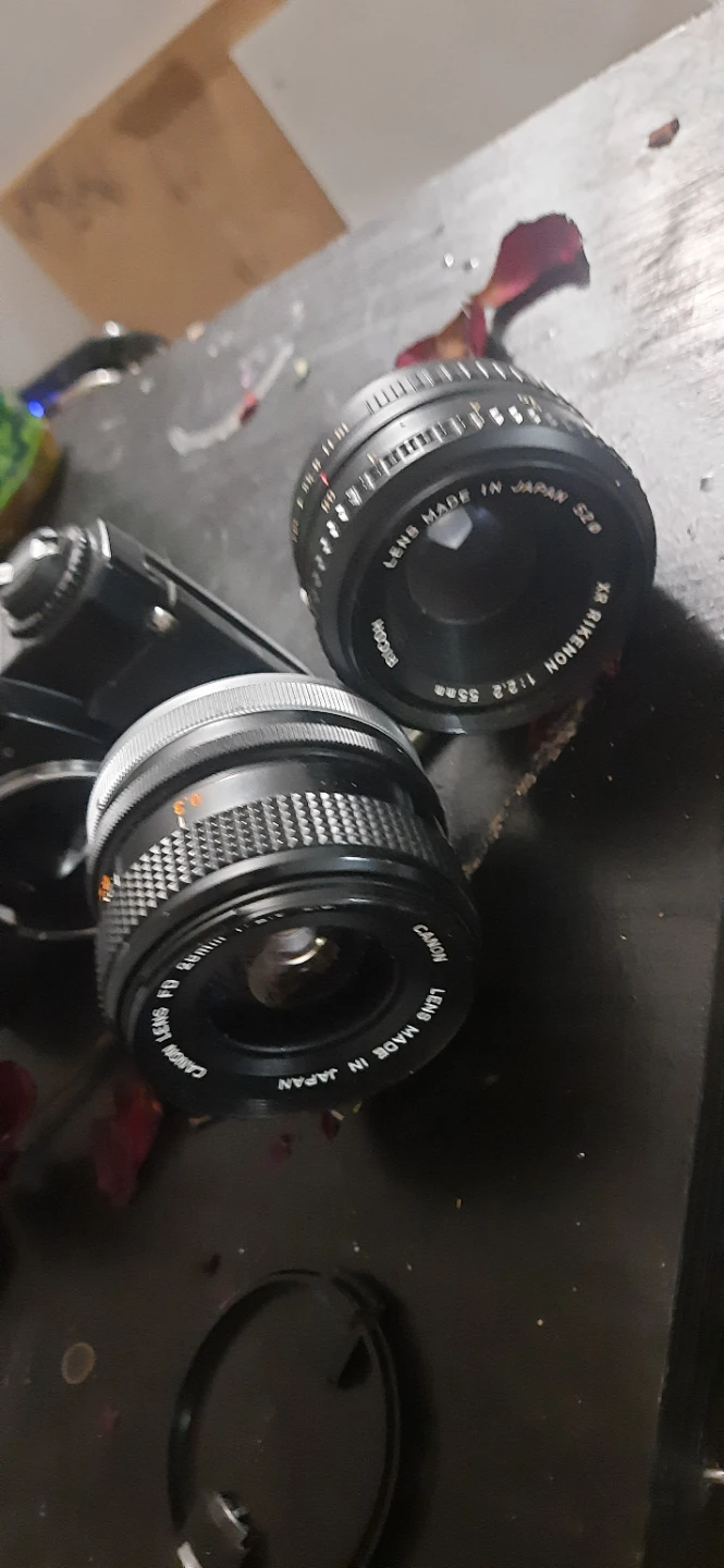 Canon T60 35mm Film Camera with 2 Lenses🥕 - photo 2