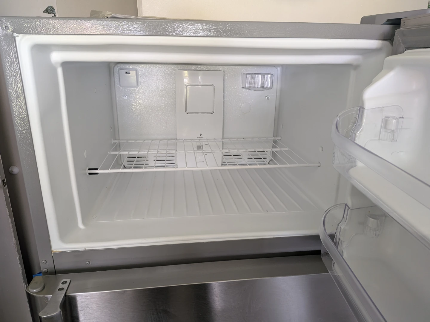 Frigidaire refrigerator FGTR1837TF2 - photo 2