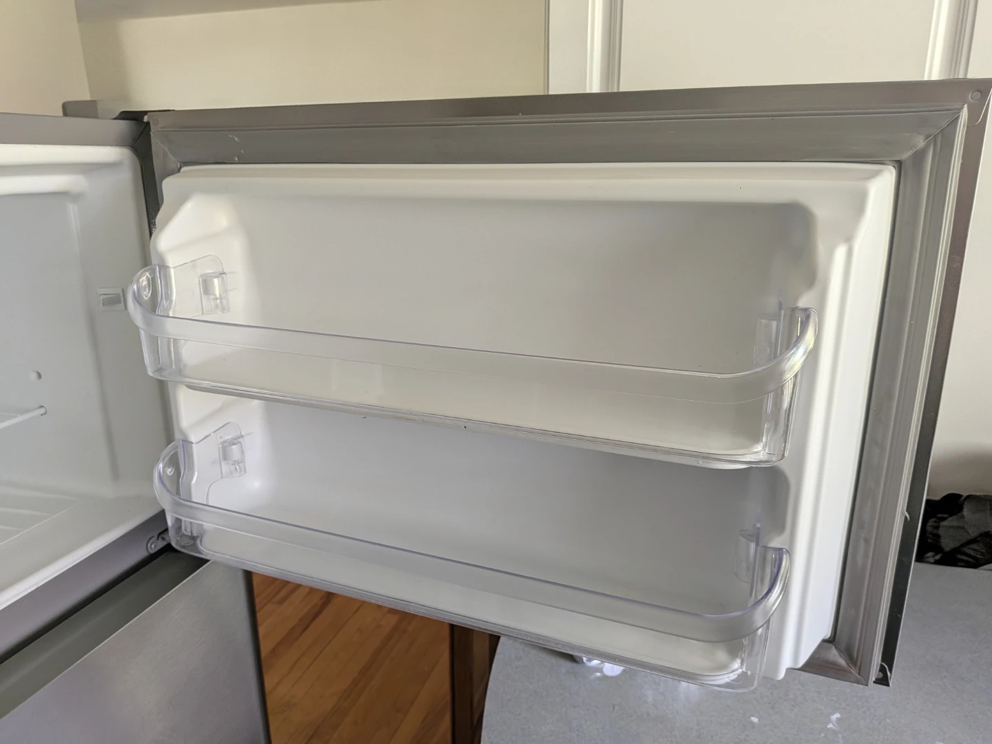 Frigidaire refrigerator FGTR1837TF2 - photo 3