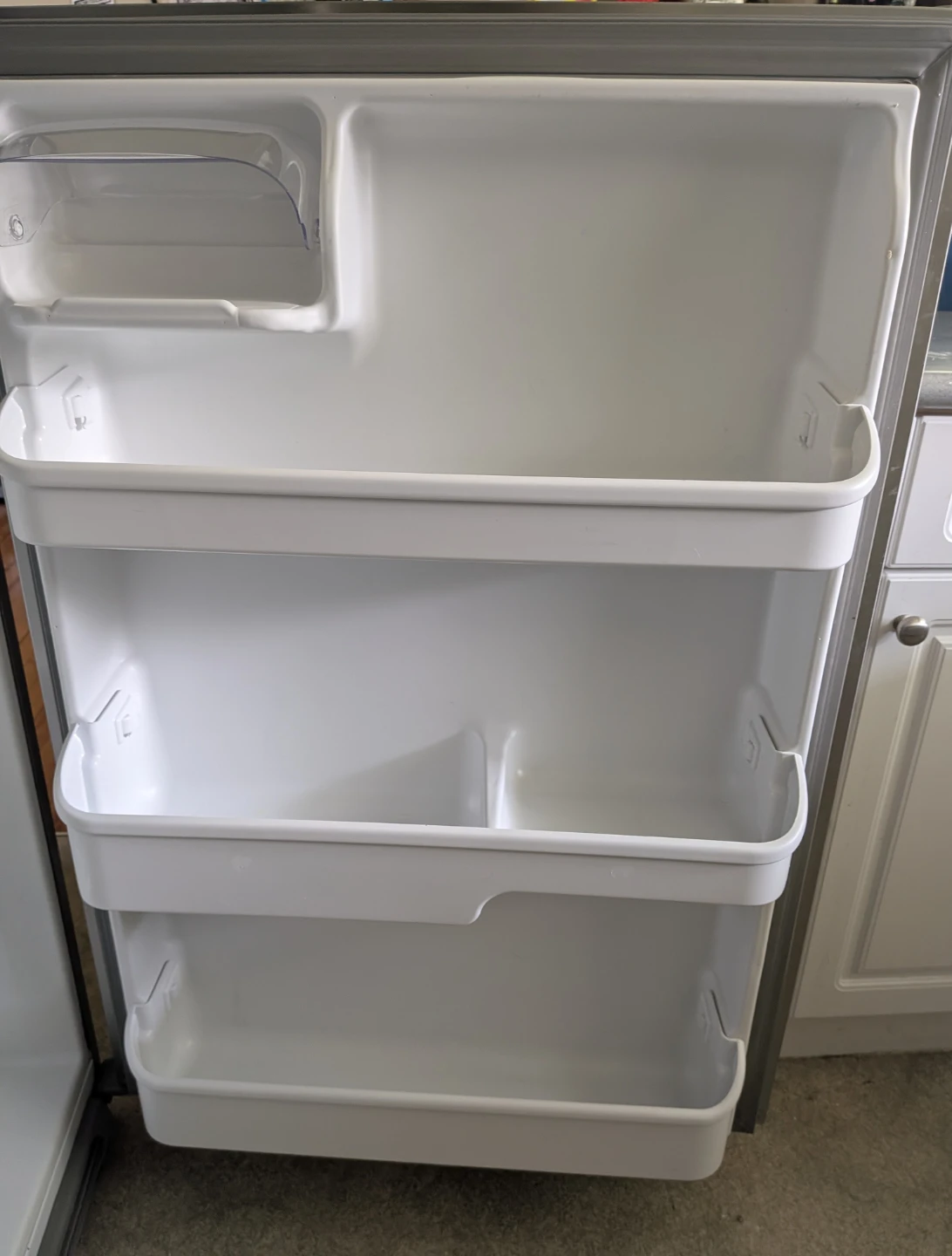 Frigidaire refrigerator FGTR1837TF2 - photo 5