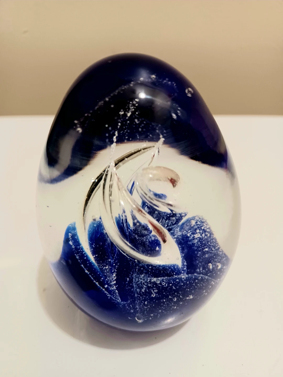 Controlled Bubbles Swirl Egg Paperweight - photo 2