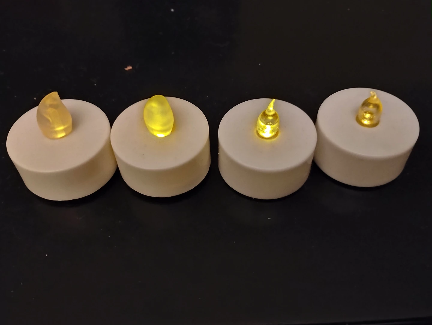 4 LED VOTIVE LIGHTS / CANDLES