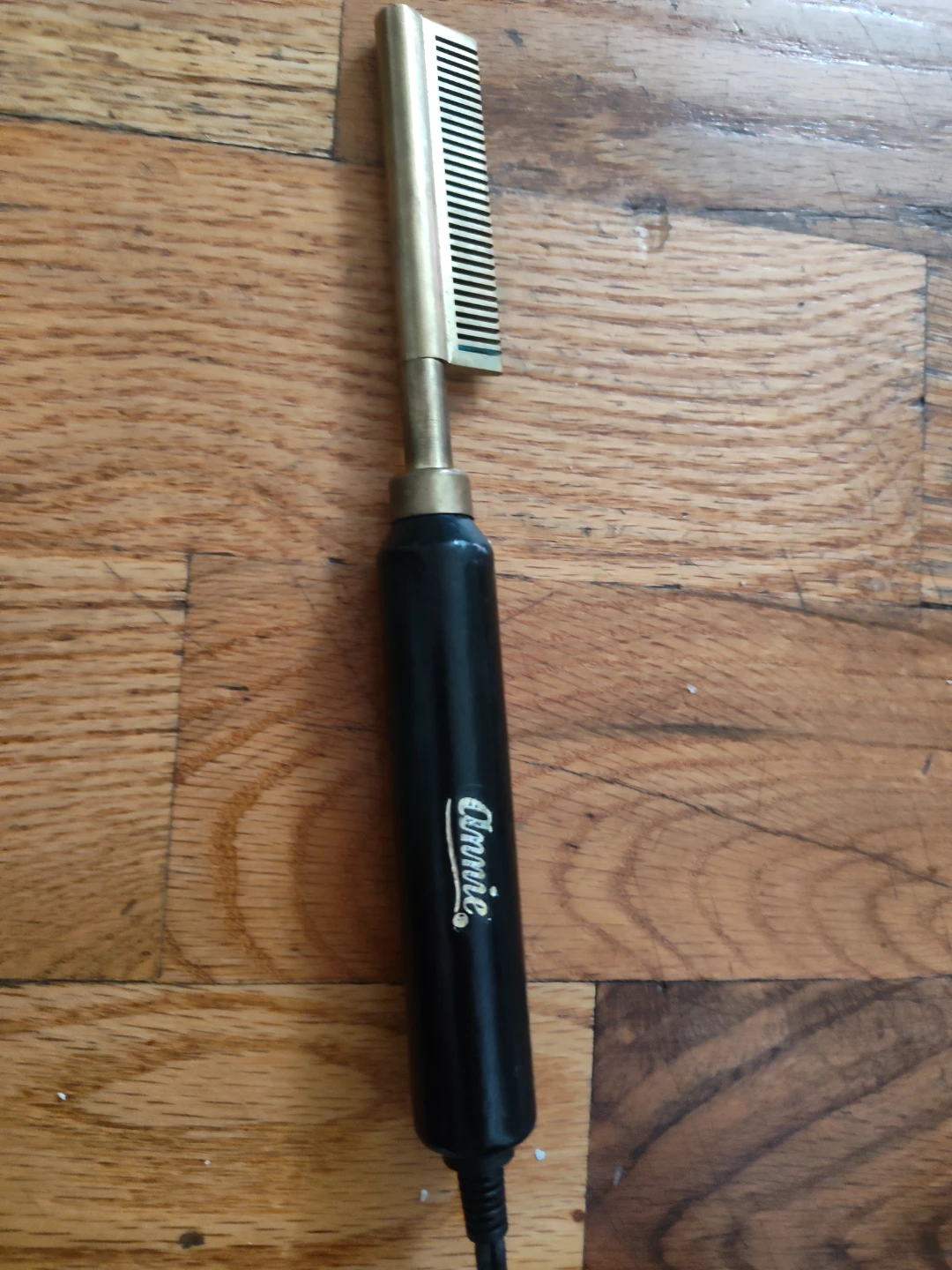 Electric hot comb straightener